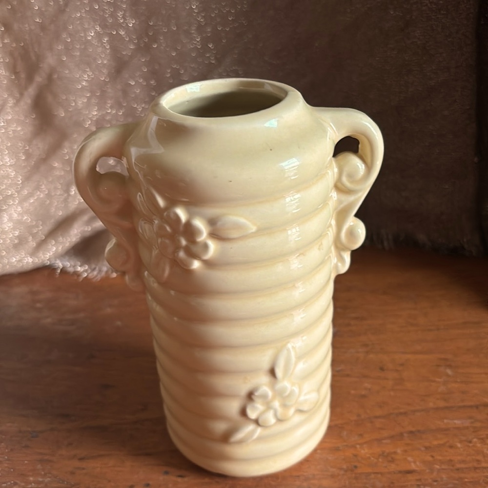 Vintage USA pale yellow beehive & floral 7” pottery vase with scroll handles - Picture 3 of 11